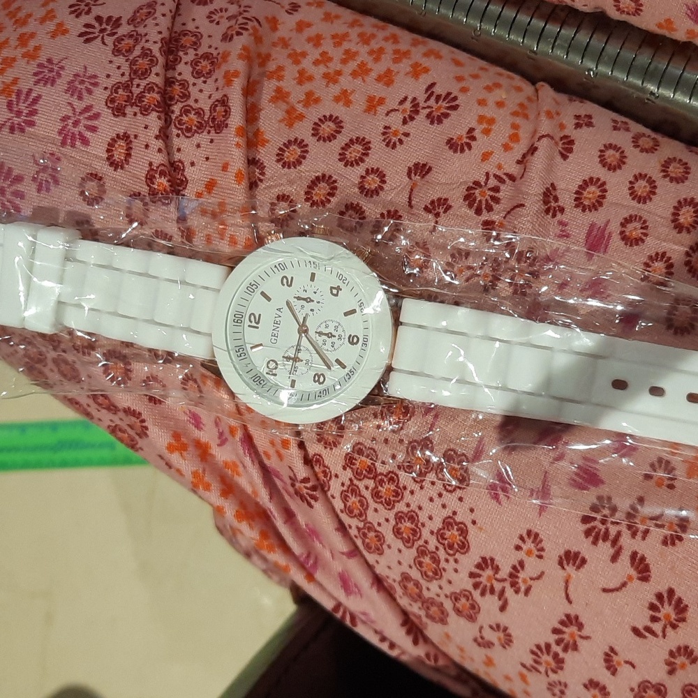 NWT SLEEK SUMMER WHITE AND ROSE 🌹 GOLD WATCH 🌹